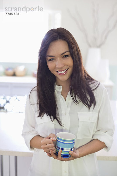 Lächelnde Frau mit Tasse Kaffee