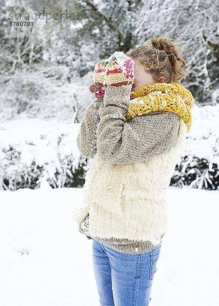 Mädchen beim Spielen im Schnee