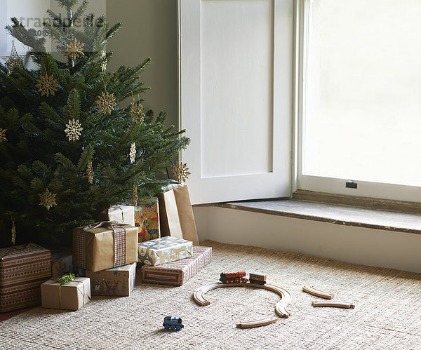 Zugpackung und Weihnachtsgeschenke unter dem Baum