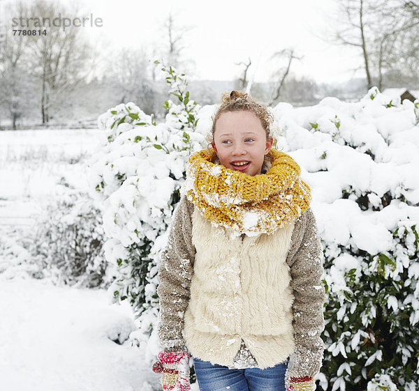 Mädchen lächelt im Schnee