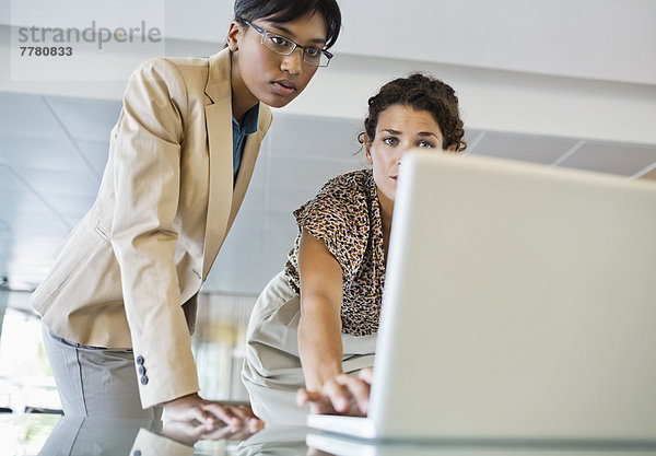 Businessfrauen nutzen gemeinsam den Laptop