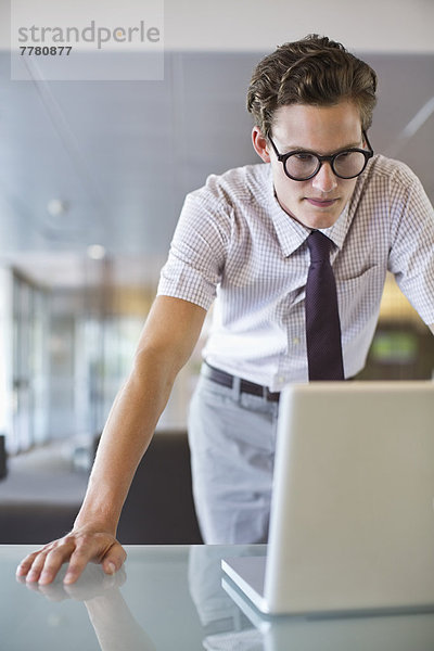 Geschäftsmann bei der Arbeit am Laptop am Schreibtisch