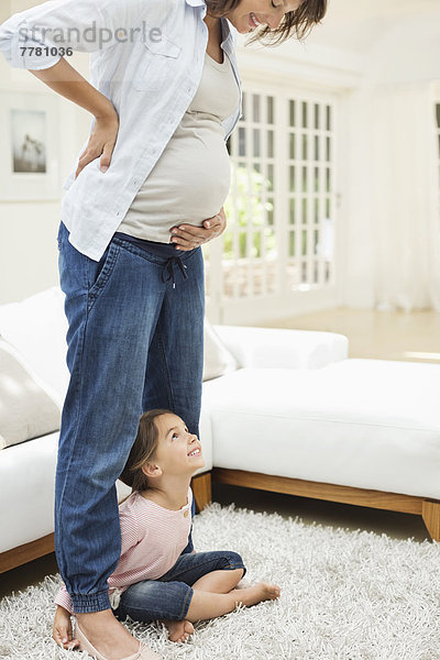 Mädchen mit schwangeren Mutterbeinen