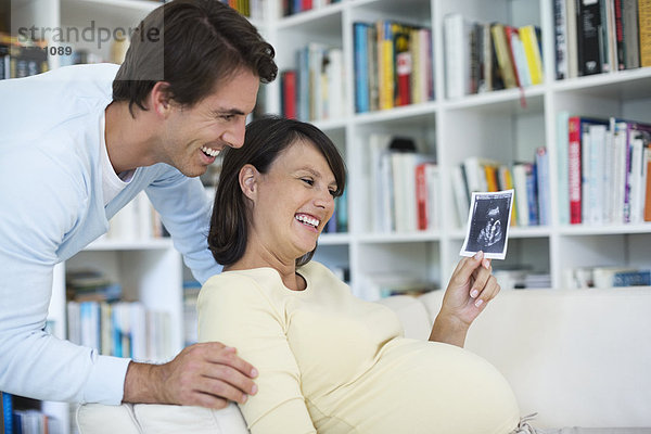 Schwangere Frau mit Freund-Sonogramm
