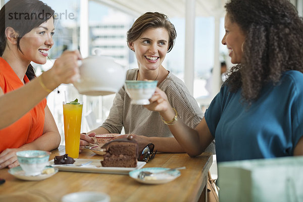 Frauen beim gemeinsamen Kaffee und Kuchen