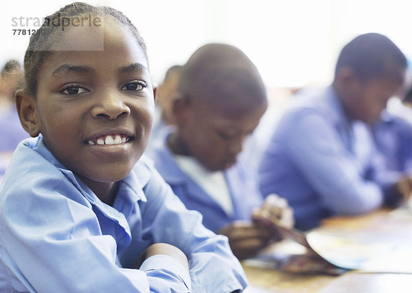 Student lächelt in der Klasse