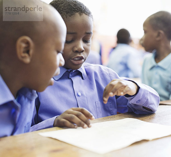 Schüler sprechen im Unterricht