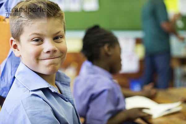 Student lächelt in der Klasse