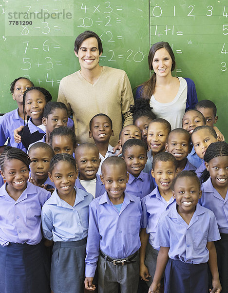 Schüler und Lehrer lächeln im Unterricht