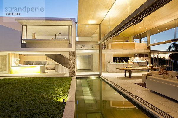 Schwimmbad und Terrasse des modernen Hauses