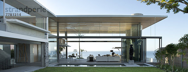 Terrasse und Schwimmbad des modernen Hauses