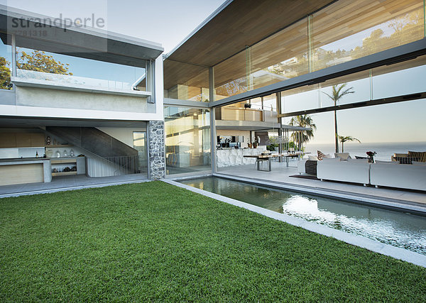 Schwimmbad und Terrasse des modernen Hauses