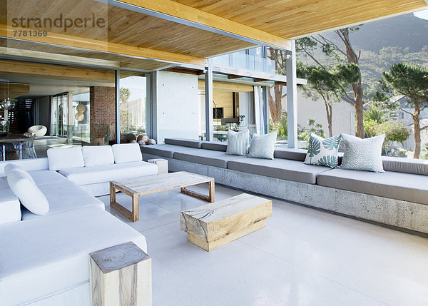 Sofas und Tische auf der modernen Terrasse