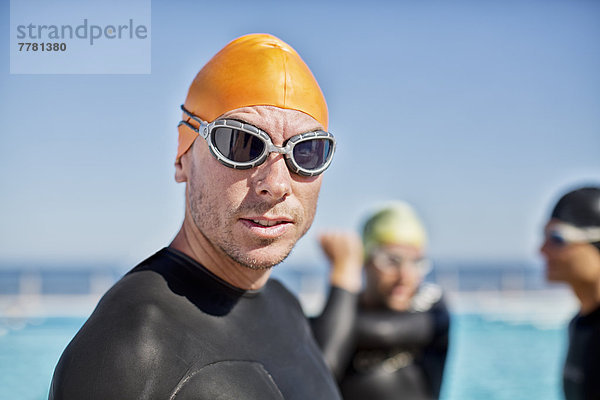 Triathleten in Trikots mit Brille und Mütze