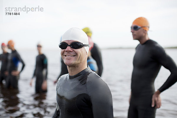 Triathlet lächelt am Strand