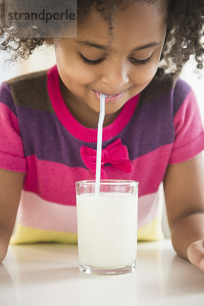 Glas  amerikanisch  trinken  Mädchen  Milch
