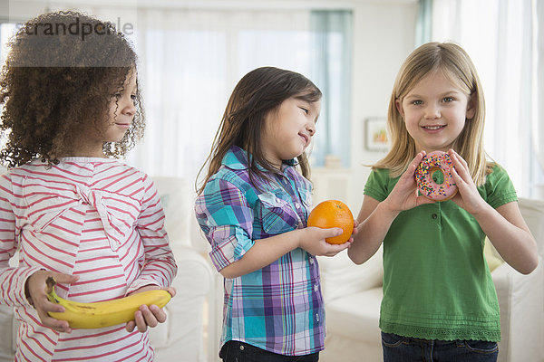 Zimmer  Frucht  Mädchen  Donut  essen  essend  isst  Wohnzimmer