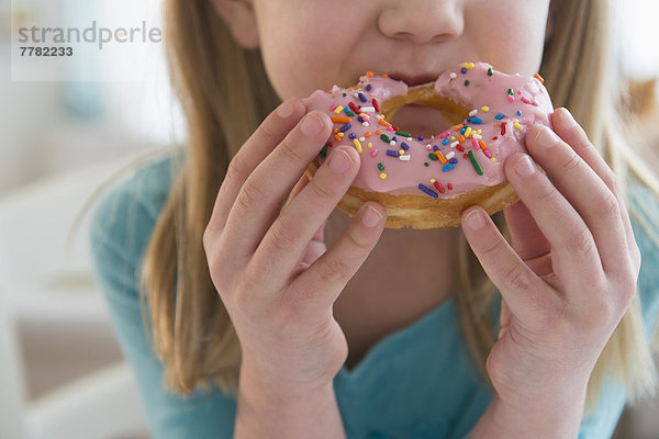 Europäer  Donut  essen  essend  isst  Mädchen