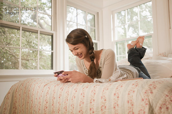 Handy  liegend  liegen  liegt  liegendes  liegender  liegende  daliegen  Bett  Text  mischen  Kurznachricht  Mädchen  Mixed