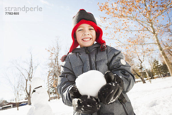 Außenaufnahme  Europäer  Junge - Person  halten  freie Natur  Schneeball