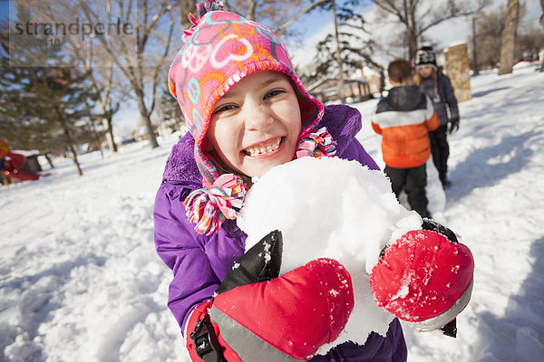 Außenaufnahme  Europäer  halten  Mädchen  freie Natur  Schneeball