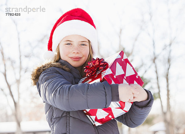 Geschenk Europäer Hut halten Weihnachten Mädchen