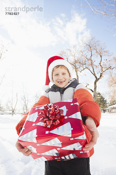 Geschenk Europäer Junge - Person Hut halten Weihnachten