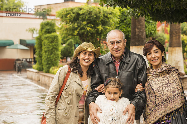 Familie lächelnd Außenaufnahme zusammen