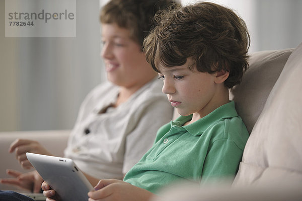 benutzen  Europäer  Couch  Junge - Person  Tablet PC
