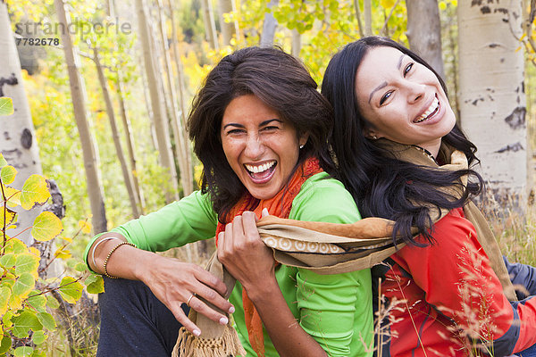 Fröhlichkeit  Freundschaft  lachen  Wald