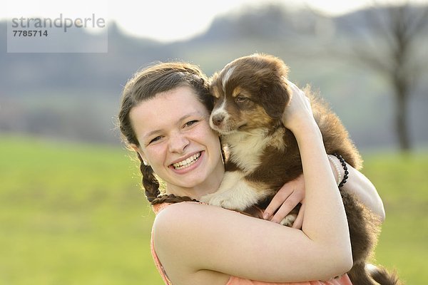 Junge Frau mit Australian Sheperd Welpen  Bayern  Deutschland  Europa