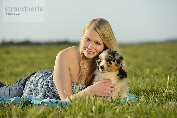 Junge Frau mit Australian Sheperd Welpen  Bayern  Deutschland  Europa