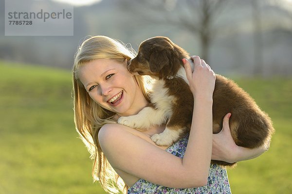 Junge Frau mit Australian Sheperd Welpen  Bayern  Deutschland  Europa