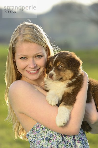 Junge Frau mit Australian Sheperd Welpen  Bayern  Deutschland  Europa