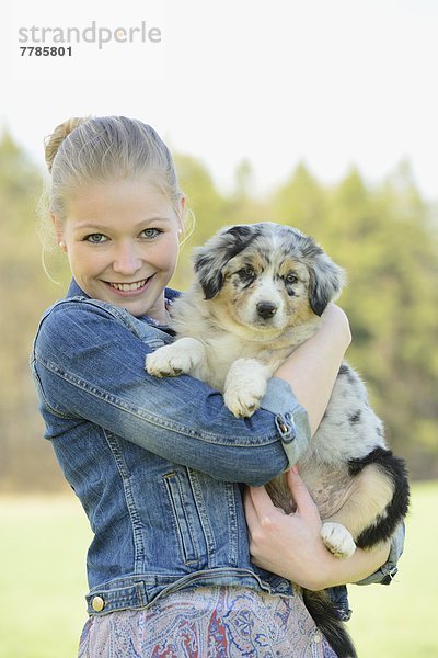 Junge Frau mit Australian Sheperd Welpen  Bayern  Deutschland  Europa