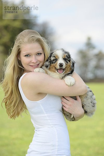 Junge Frau mit Australian Sheperd Welpen  Bayern  Deutschland  Europa