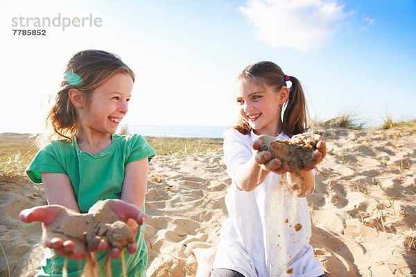 Zwei Mädchen spielen mit Sand