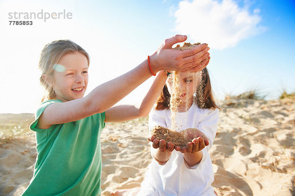 Zwei Mädchen spielen mit Sand