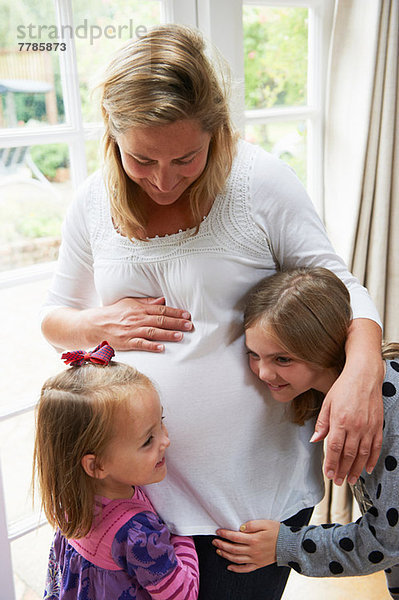 Schwangere Mutter mit zwei Töchtern