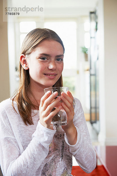 Teenagermädchen hält ein Glas Wasser in der Hand