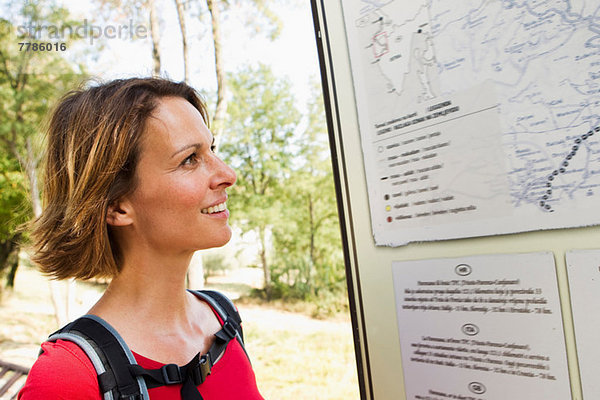 Frau schaut auf Karte  Groznjan  Istrien  Kroatien
