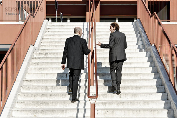 Geschäftsleute aufsteigende Treppe  im Freien