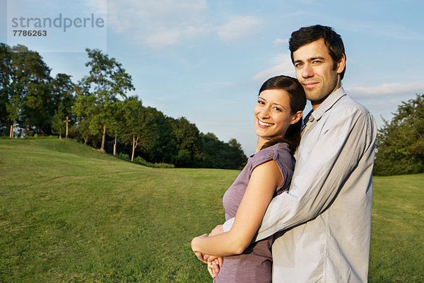 Porträt eines erwachsenen Paares mit Blick auf die Kamera