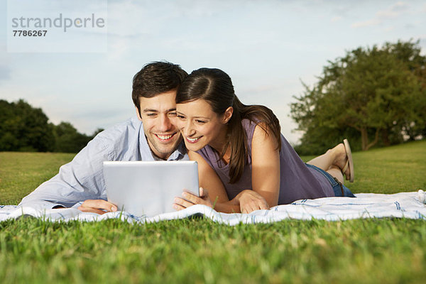 Mittleres erwachsenes Paar mit digitalem Tablett