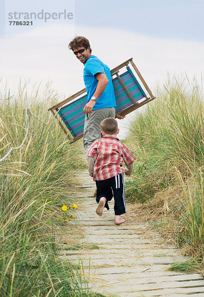 Vater und Junge auf dem Weg zum Strand