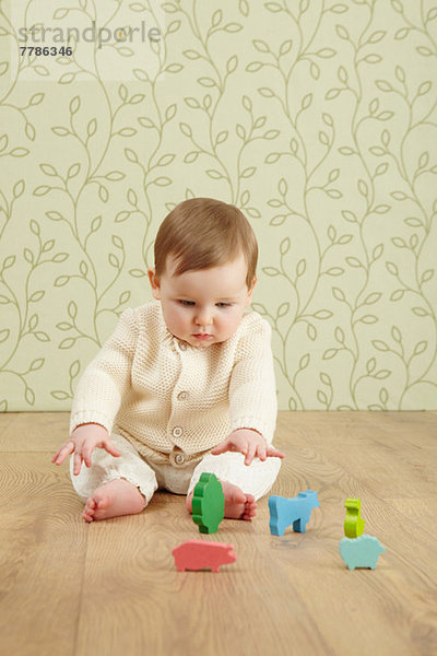 Kleines Mädchen mit Spielzeugtieren