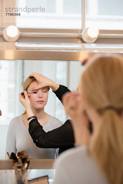 Mittlere erwachsene Frau mit aufgetragenem Make-up