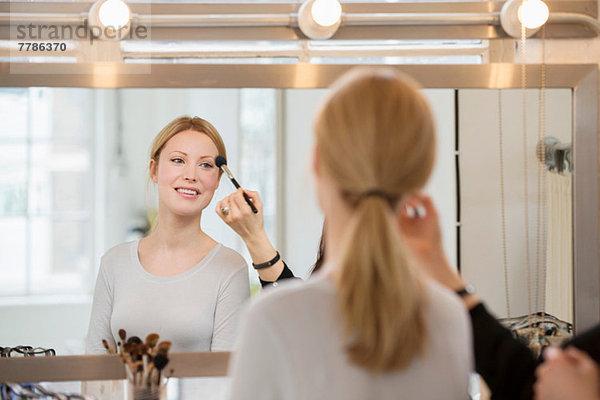 Mittlere erwachsene Frau mit aufgetragenem Make-up