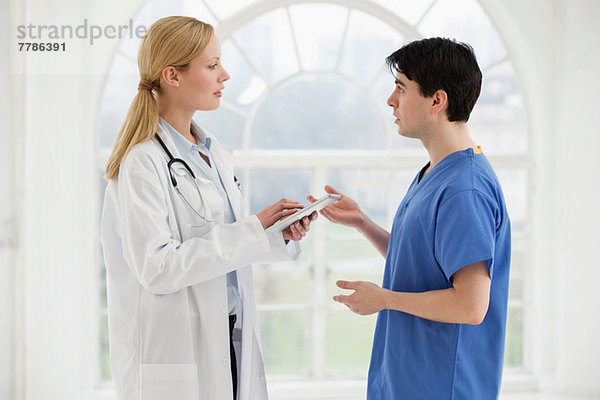 Zwei Ärzte im Gespräch