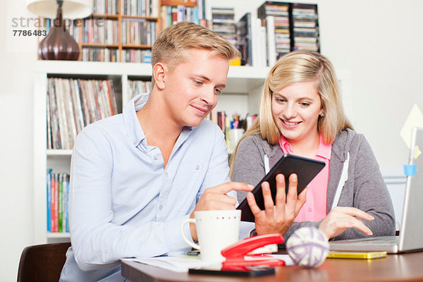 Zwei Schüler mit digitalem Tablett